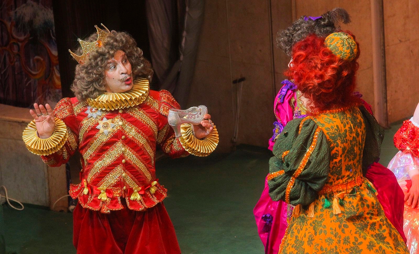 Погрузитесь в магию: Спектакль «История хрустальной туфельки» в Уголке дедушки Дурова